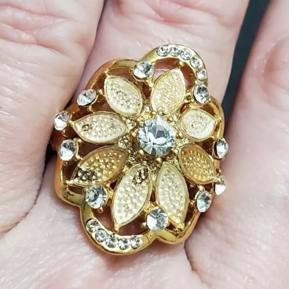 Gold tone rhinestone flower ring size 8.75